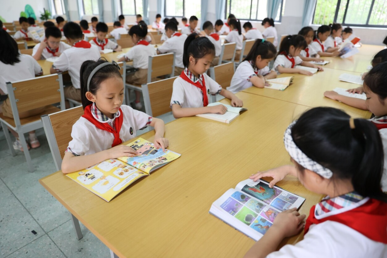 小学生在图书室看书。 小学生在图书室看书。