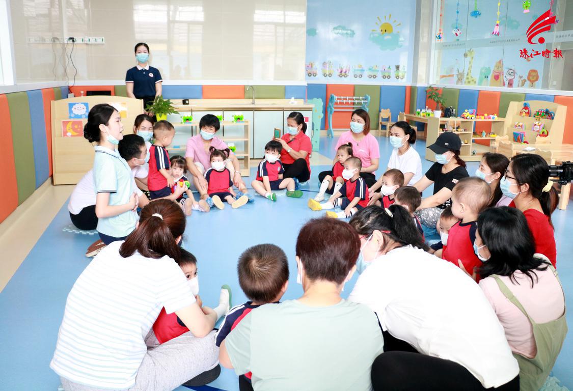 南海经济开发区人民医院11名医院职工幼儿参加托儿所体验日活动。.jpg