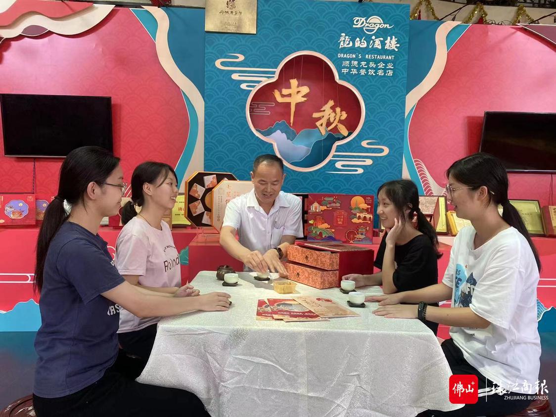 一杯清新的红茶、一曲舒缓的音乐、一本优美的书籍、一个好味的龙的月饼，愉快的下午茶时光.JPG