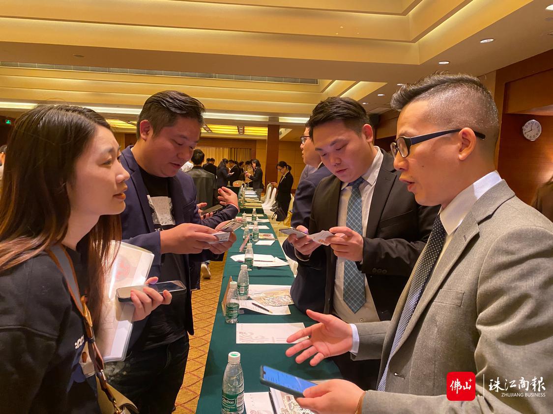 顺德旅游协会执行会长单位、口岸国旅省内部经理何健明（左二）、顺德游主管黄锐梅（左一）与同行讨论顺德游新产品.JPG