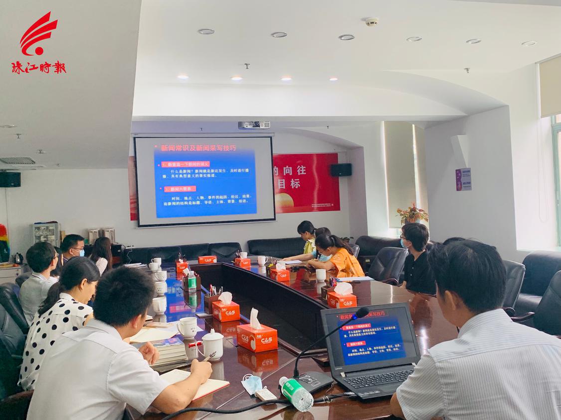 吕啸天为狮山镇委党校、镇党建工作办公室工作人员带来《宣传的重要作用与新闻写作报道技巧》培训.jpg