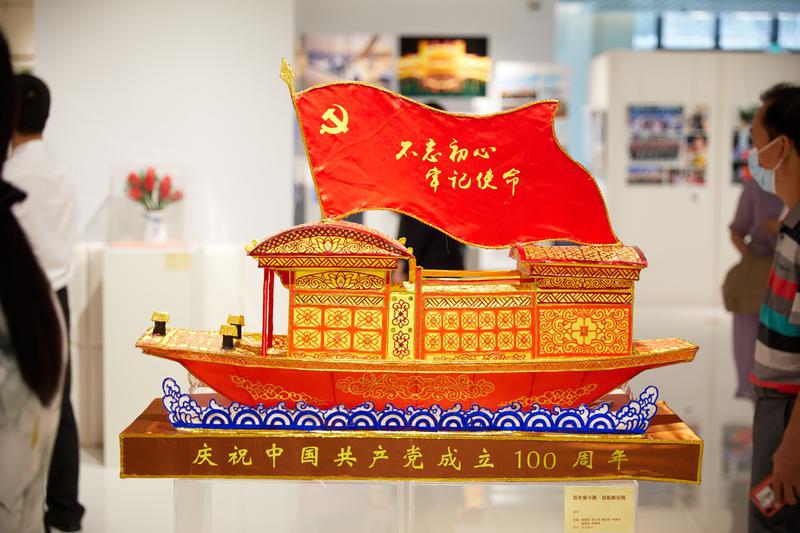 在佛山市城市展览馆展出的彩灯作品《奋斗百年路 启航新征程》。/佛山日报记者吕润致摄