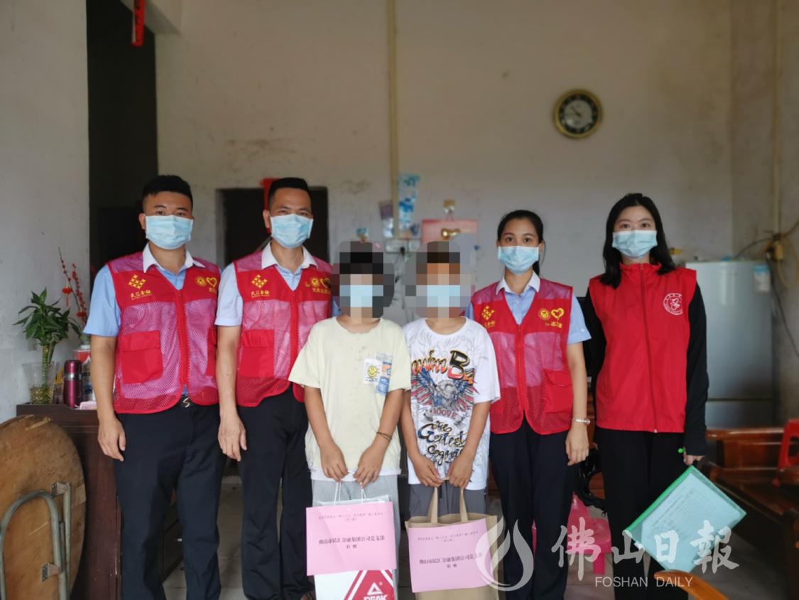 区慈善会工作人员、区内爱心企业志愿者上门,将“微心愿”物资,送到困境儿童手中。区慈善会供图.png