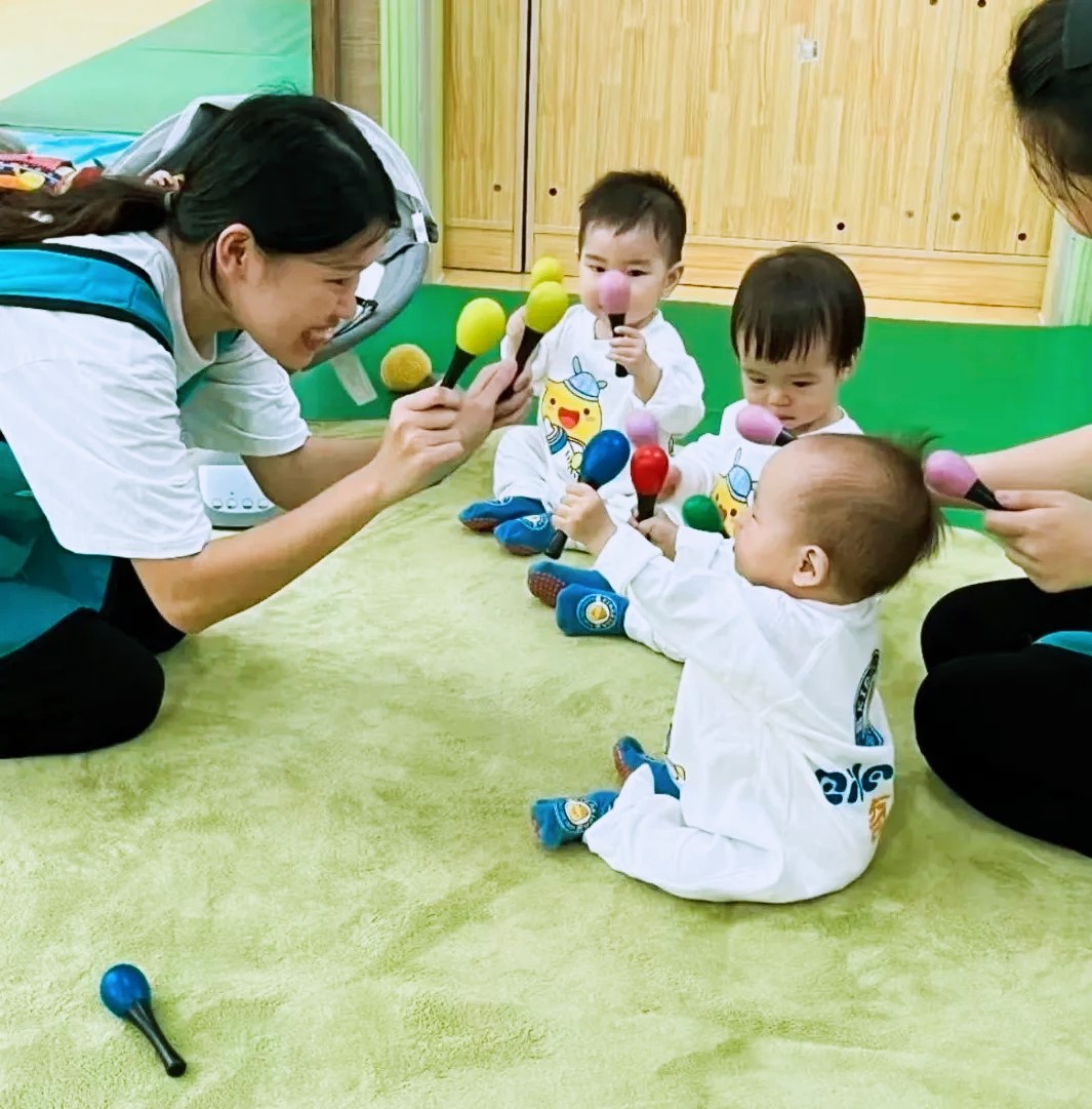 托育机构的孩子在做游戏。市卫健局供图.jpg