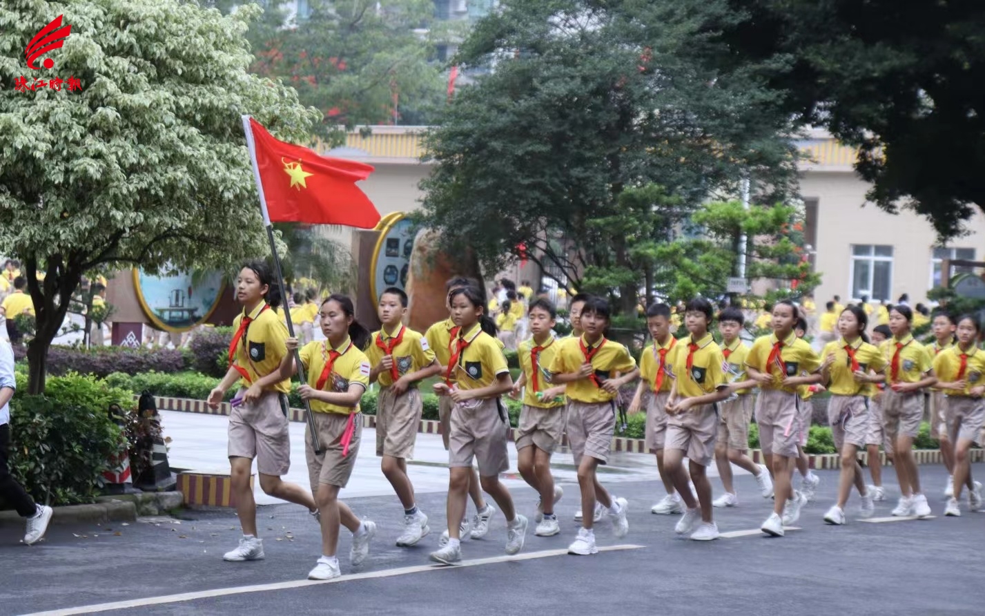 大课间跑操。