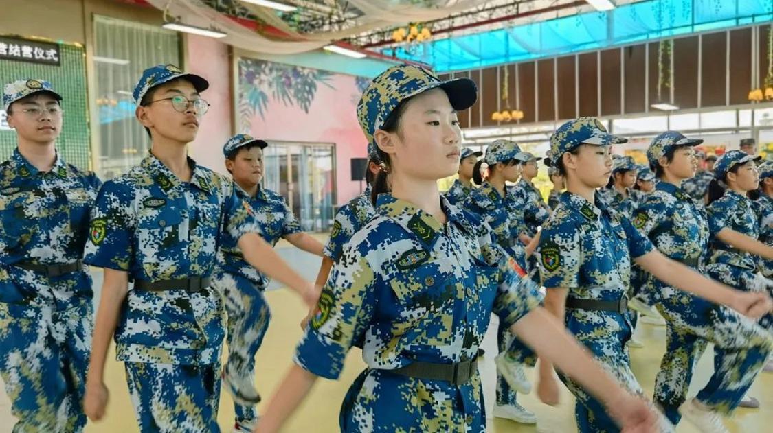 在高明区2022年新业态职工子女夏令营活动上,学员们正在展示学习成果。高明工会供图.jpg