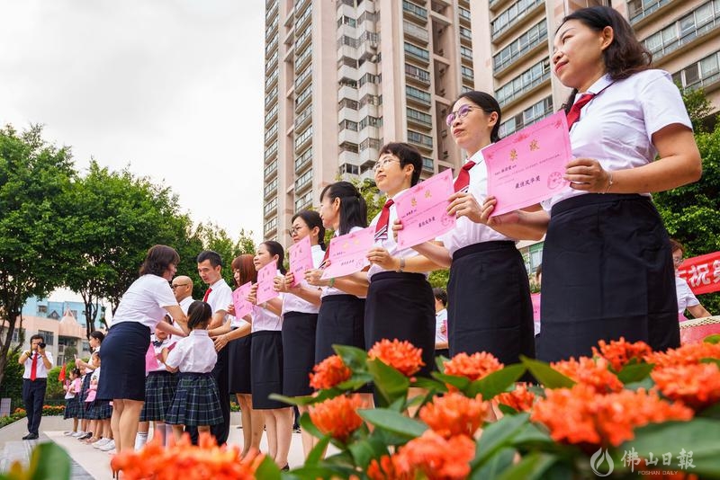 颁发奖状。9月10日,佛山禅城区惠景小学2021年教师节隆重举行祭孔典礼。校方为优秀老师颁发奖状。/佛山日报摄影俱乐部张秀丽摄