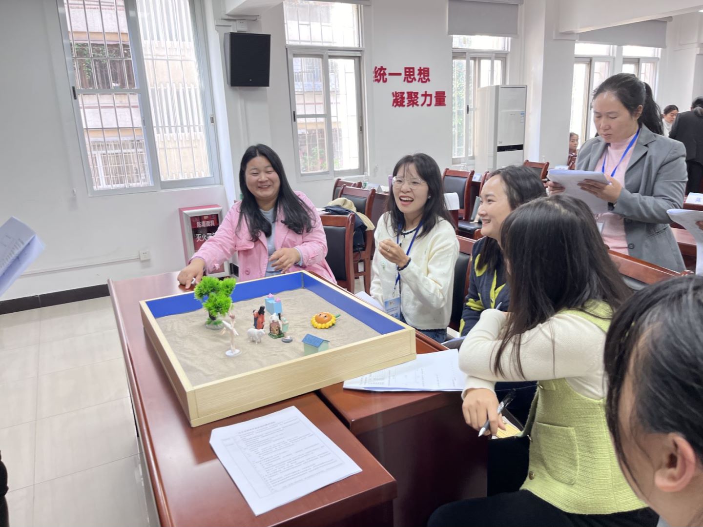 学员小组在进行沙盘学习.jpg