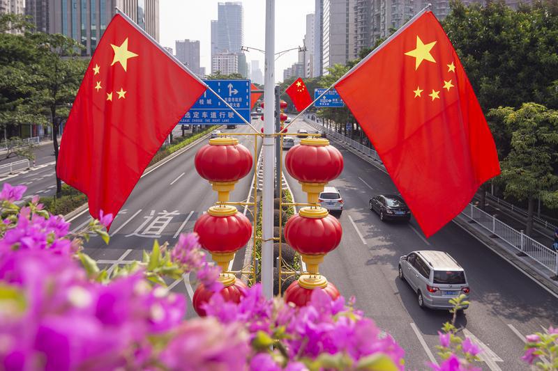 禅城季华路上国旗飘飘。佛山日报摄影俱乐部霍广良 摄