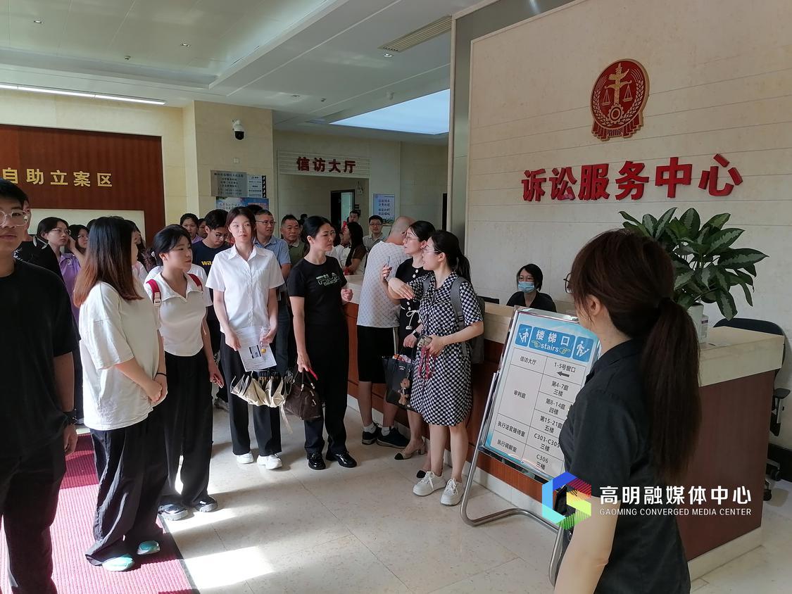 同学们在参观法院立案庭。.jpg