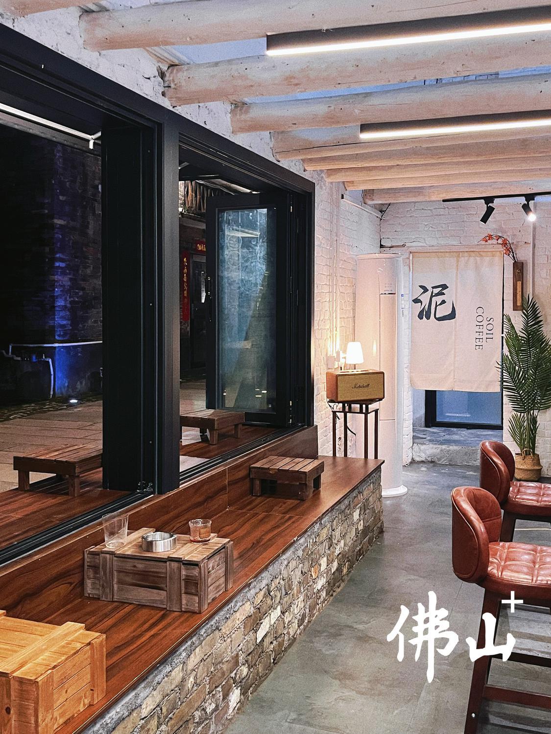 “泥·coffee”店位于文创古镇内，古风十足。.jpg