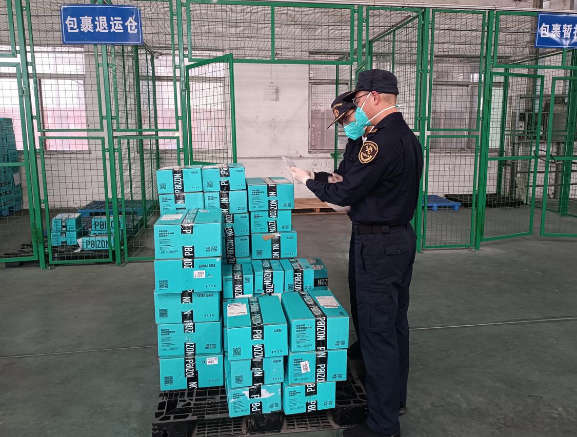 佛山海关驻高明办事处对跨境退运商品快验快放(李维健摄).jpg