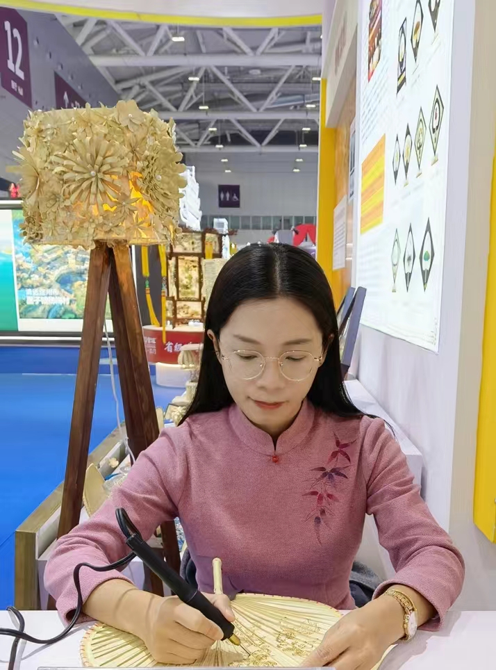 赵琼花个人照.jpg