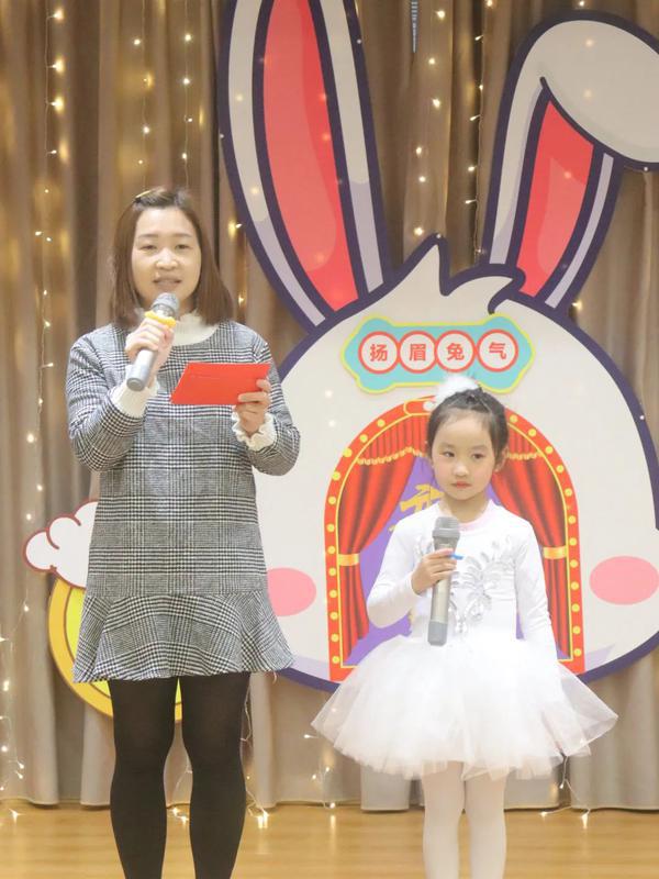 主持人陈思涵和妈妈
