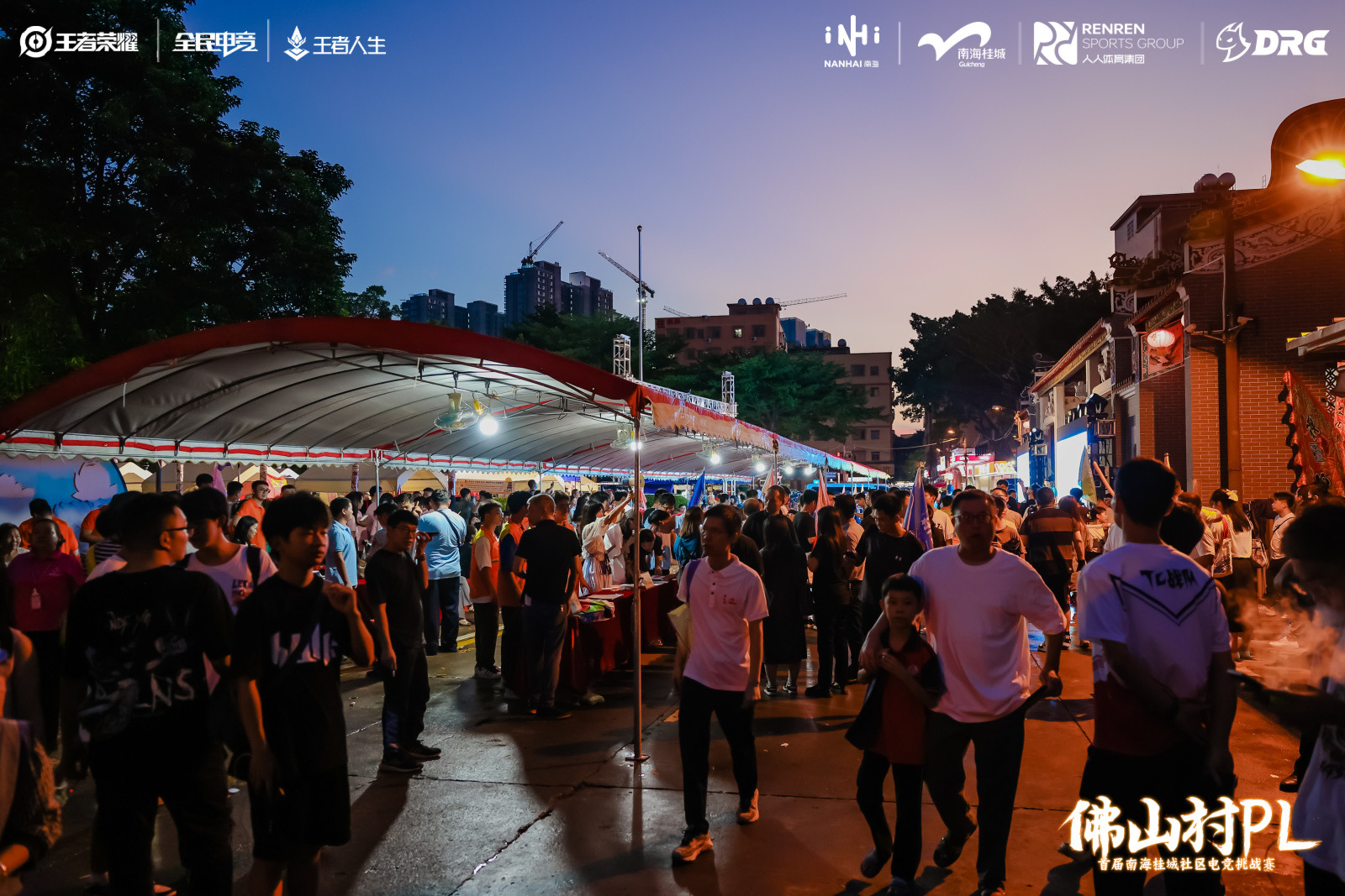 热烈的活动引来了全村街坊围观参与。.jpg
