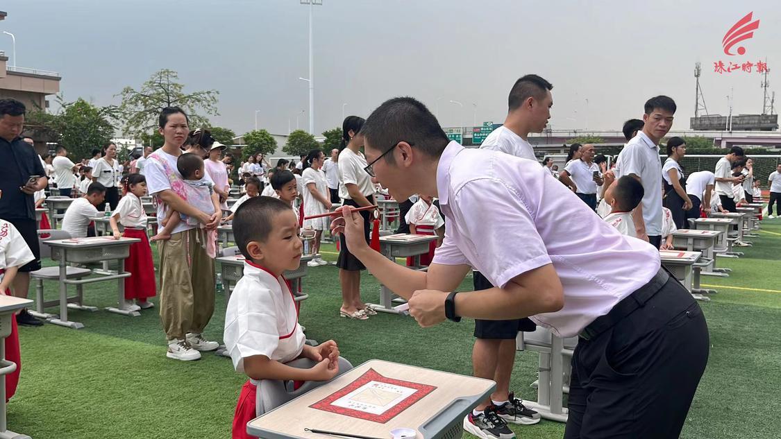 老师为萌娃点朱启智。.jpg