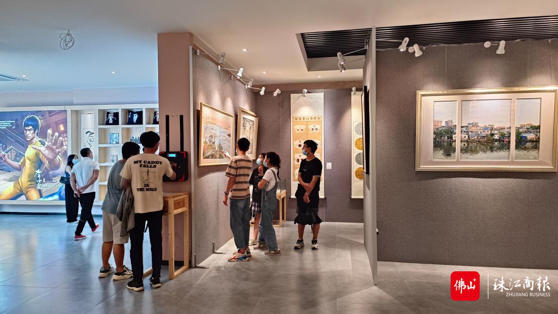 18.文艺联展开展后,吸引众多群众前往参观.jpg