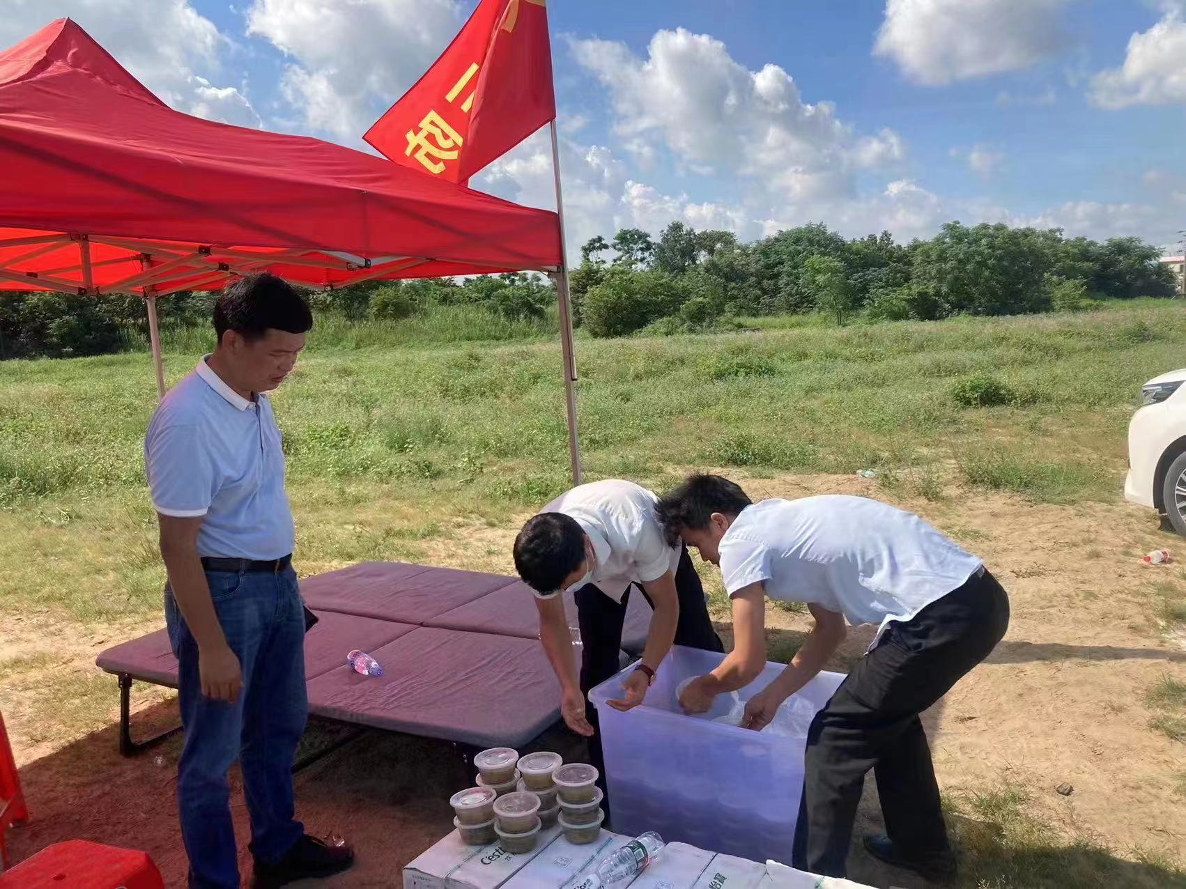 乐平镇热心企业凯迪威连续两天为广州三水三防工作的志愿者送来绿豆沙消暑糖水等清凉饮品。.jpg