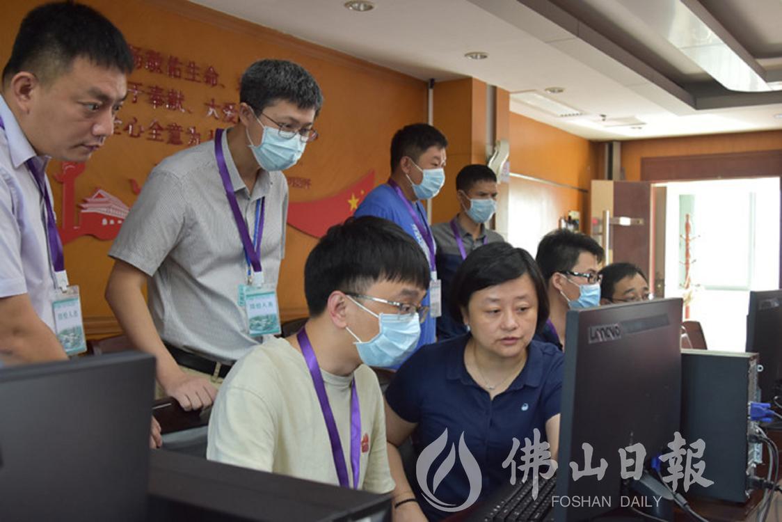 2022年,评审专家正在查验信息平台建设情况。医院供图.jpg