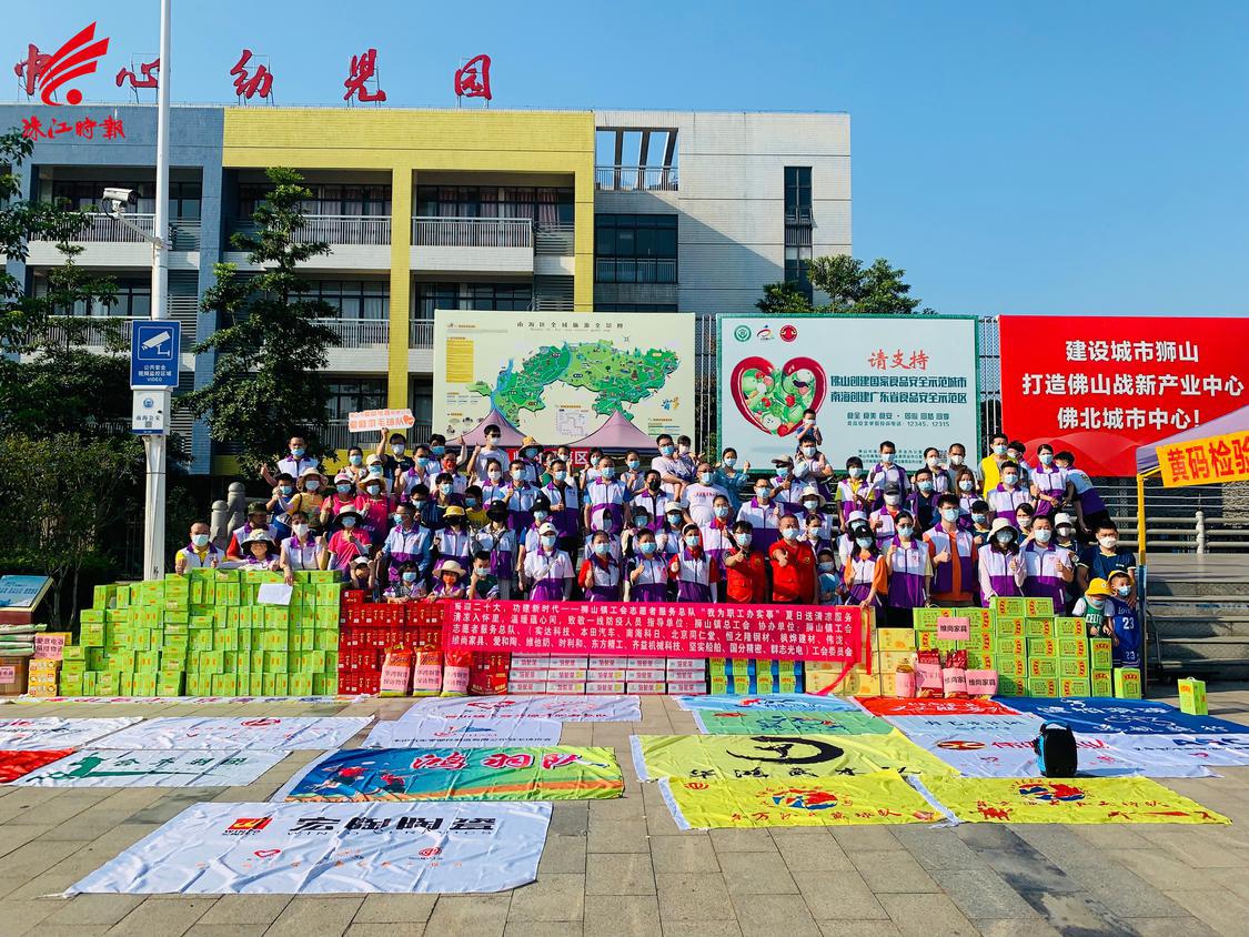 狮山企业志愿者开启“送清凉”模式。.jpg