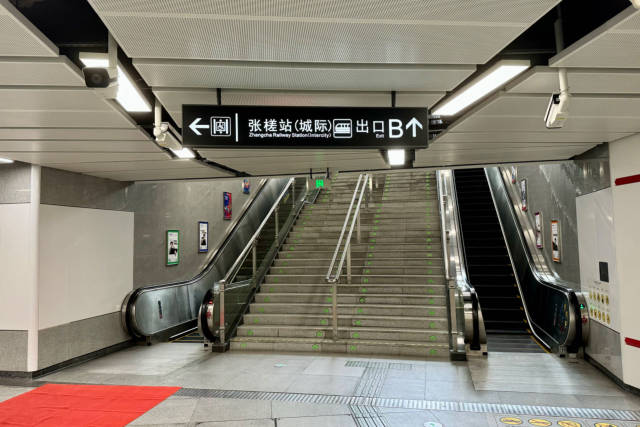 从地铁张槎站B出口直行约100米,就可到达城际站口。 南方+ 邱日华 拍摄