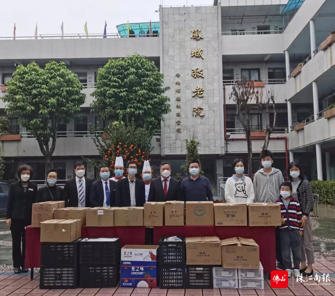 龙仲滔带领龙的管理团队连续30年到凤城敬老院送新春慰问品.JPG