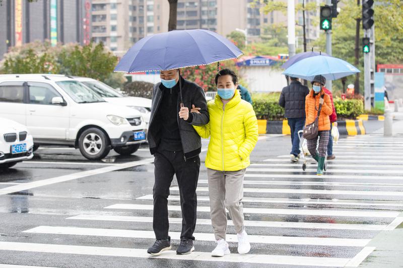 湿冷在冬至应节上演,持续阴雨天气,冷风冷雨下体感温度较低,市民穿着羽绒服撑伞出行。/佛山日报记者符诗贺摄