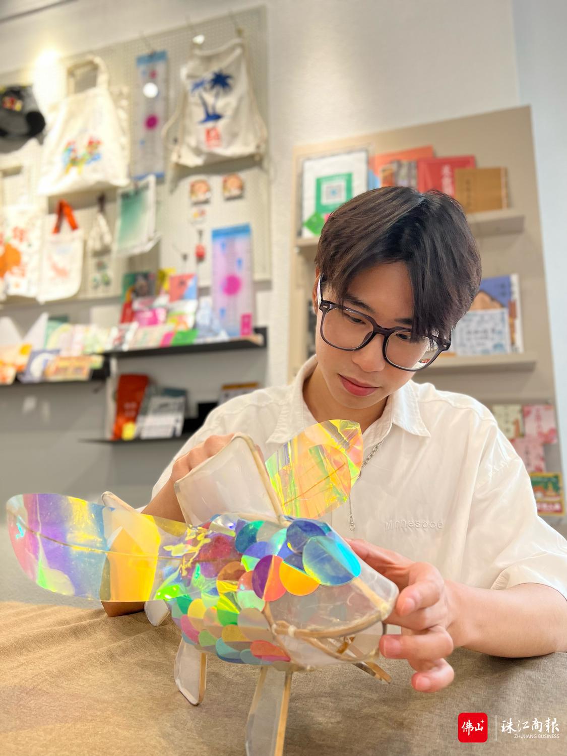 何振楠和他创作的鱼灯作品。.jpg