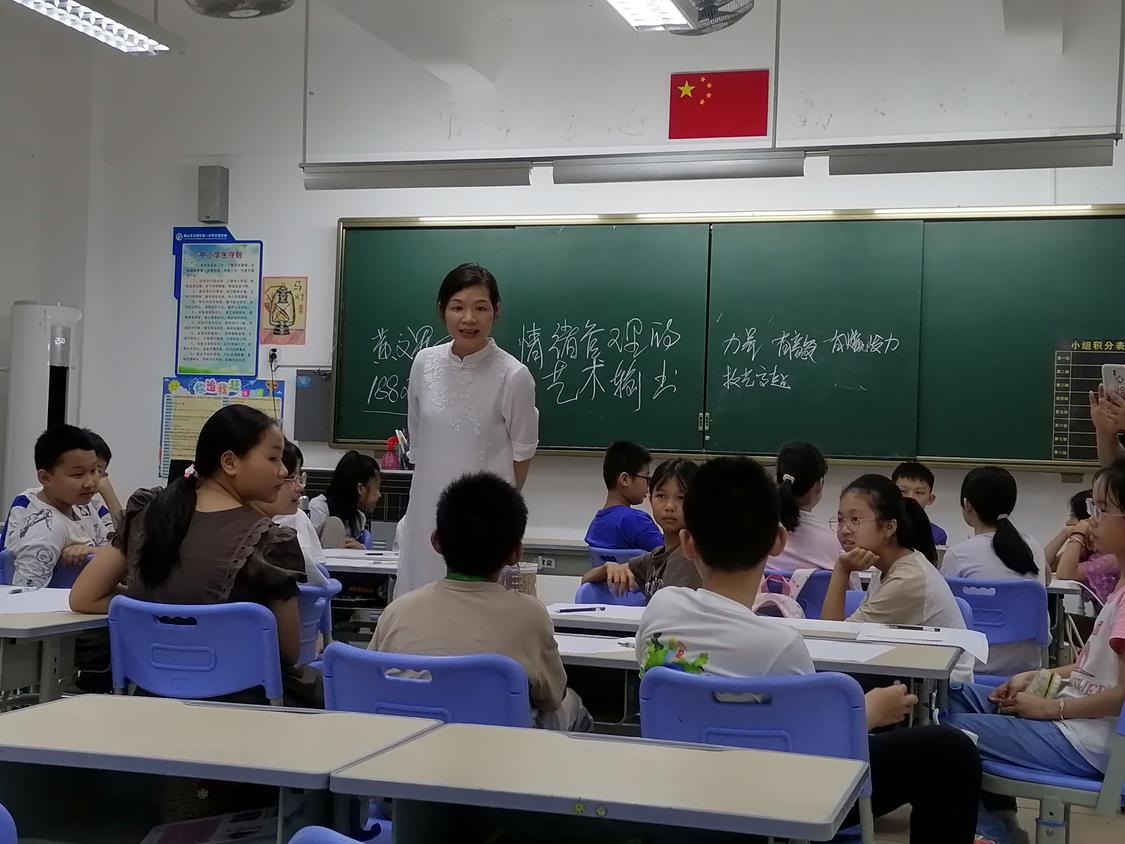 黄文军给夏令营的小朋友上心里辅导课。.jpg