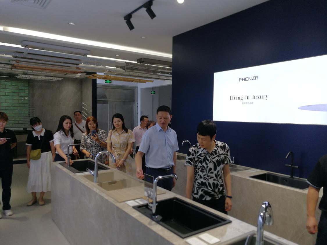 与会人员参观安华公司展厅。.jpg
