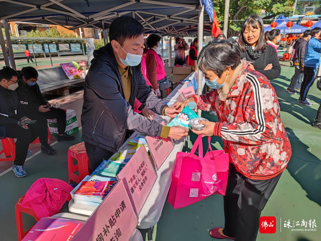 居民现场参与美味汤圆品尝、猜灯谜、有奖游戏摊位等活动。顺峰社区提供。.jpg
