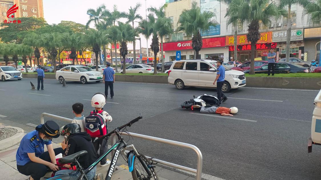 执法人员引导车流靠边行驶.jpg