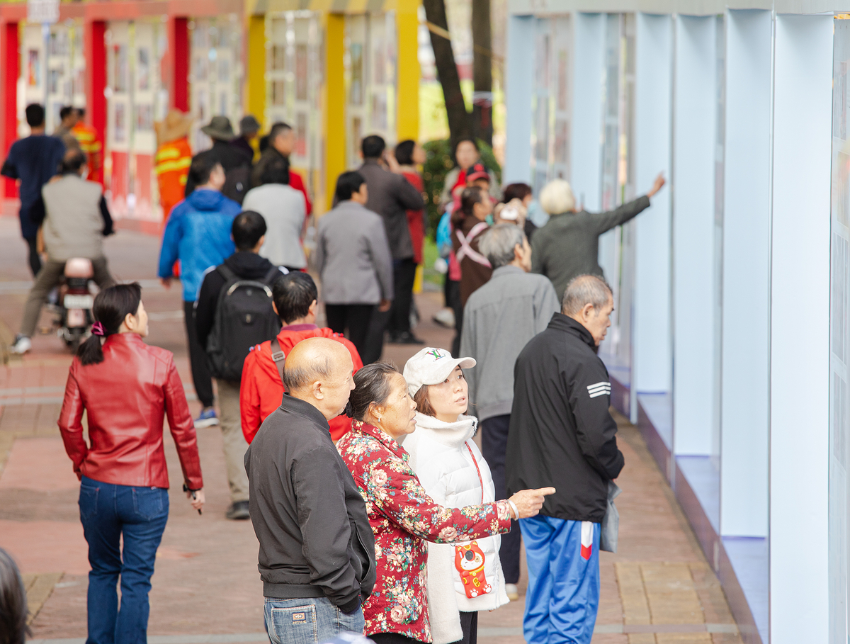 市民在参观摄影展。佛山日报记者周春 符诗贺摄