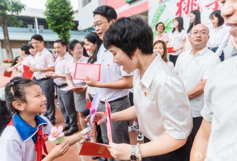 9月10日,在佛山市第九小学,孩子们带来了手工制作的贺卡赠送给老师,祝福老师教师节快乐。/佛山日报记者王伟楠摄