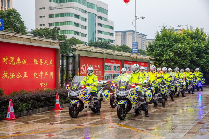 春节将至,佛山市公安交警支队交警铁骑持续加强巡逻力度,早上7时许,交警铁骑集结完毕,奔向全市主要路段。佛山日报记者王澍摄2