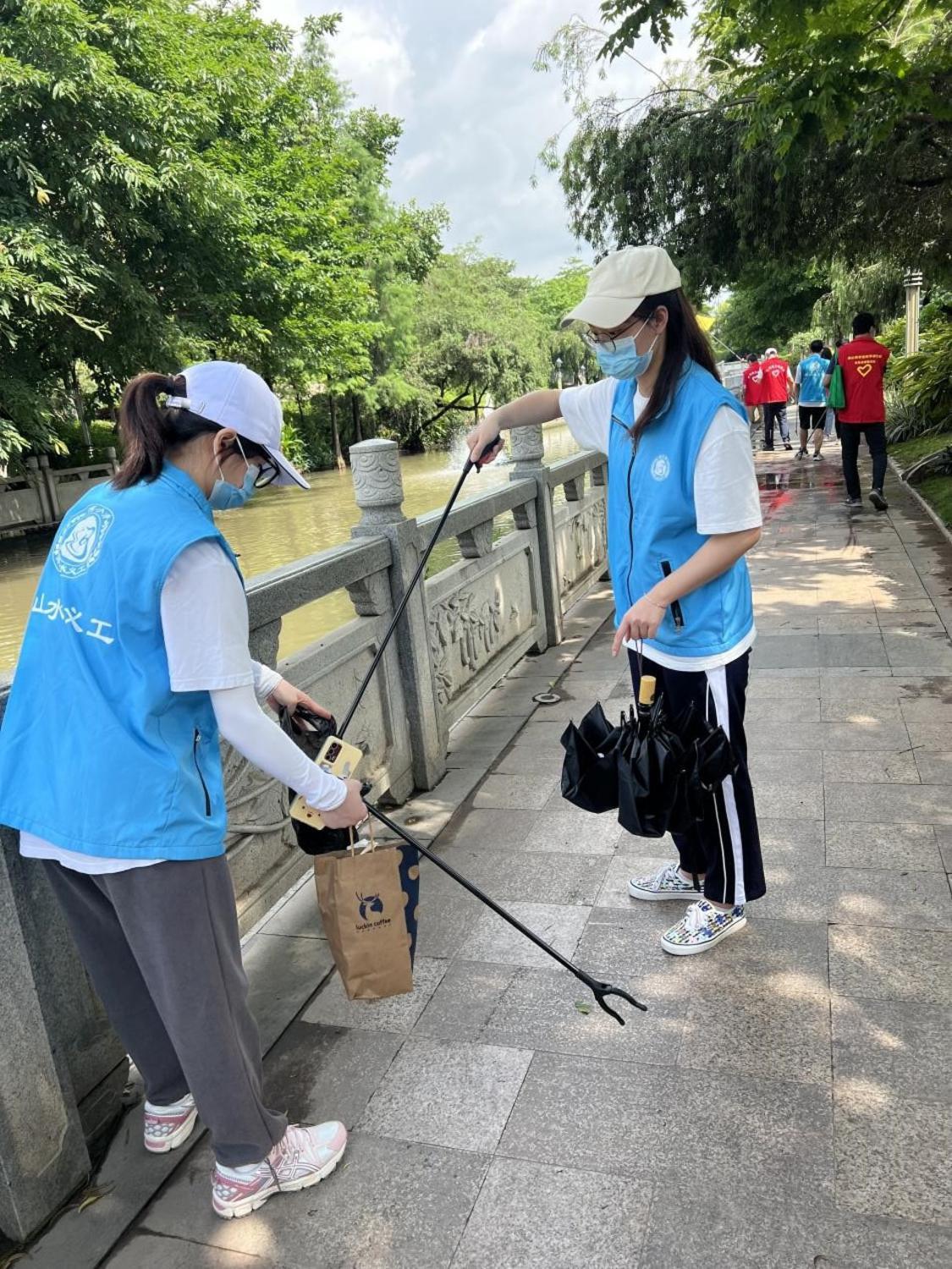 水口水道流域民间河长组织33名志愿者开展巡河活动,清理河岸垃圾。(受访者供图).jpg