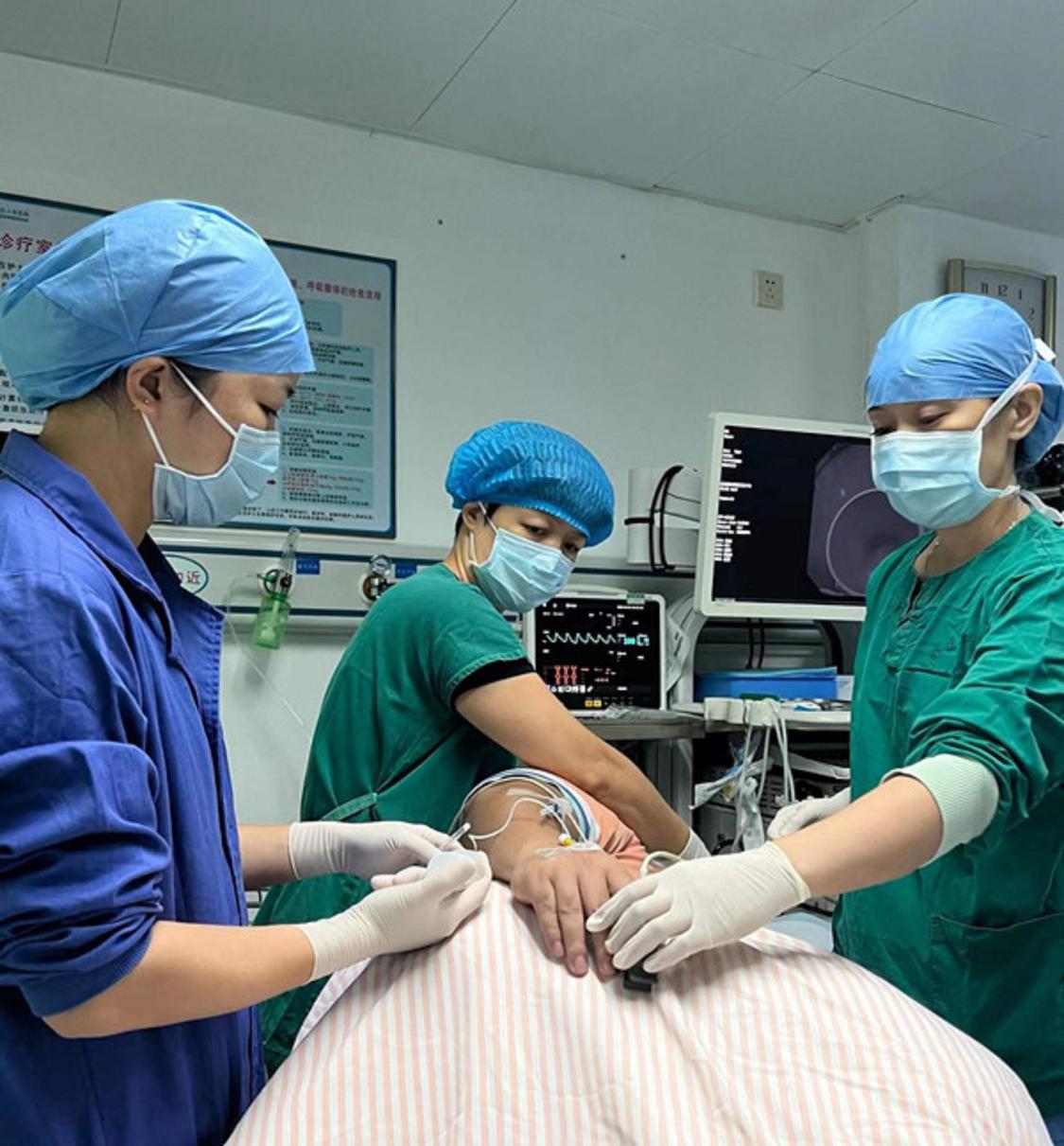 高明区人民医院麻醉科和无痛诊疗室团队正在为患者进行胃肠镜检查。医院供图.jpg