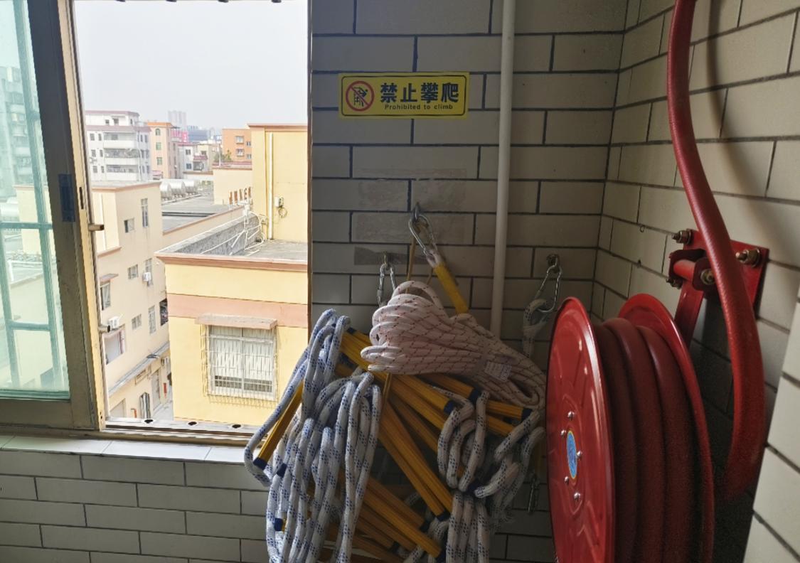 出租屋四楼及以上楼层设置逃生窗、逃生软梯、逃生绳等消防安全设施。佛山日报记者吕嘉怡摄.jpg