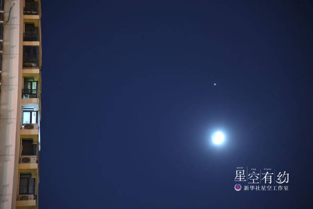这是天津市天文爱好者杨婧2022年12月26日在天津市南开区拍摄的木星伴月。(本人供图)