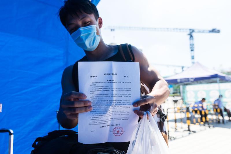 在出示学生证、行程码、粤康码、准许返校通知书核验身份,接受体温测试等一系列流程后,学生才能迈入校园。/佛山日报记者王伟楠摄