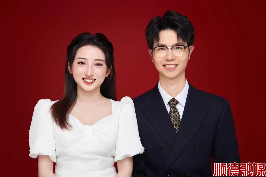青年党员黄晓锋(右)和妻子段雯萍.jpg