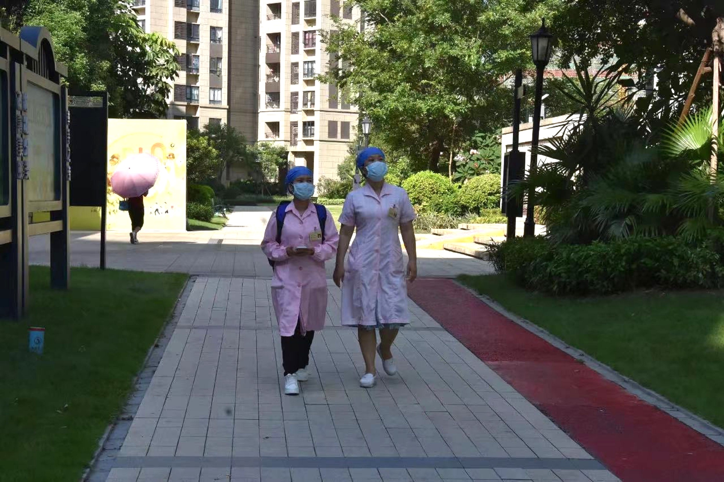 此前,区人民医院妇产科两位护士前往新生儿家中开展互联网+护理服务。医院供图.jpg