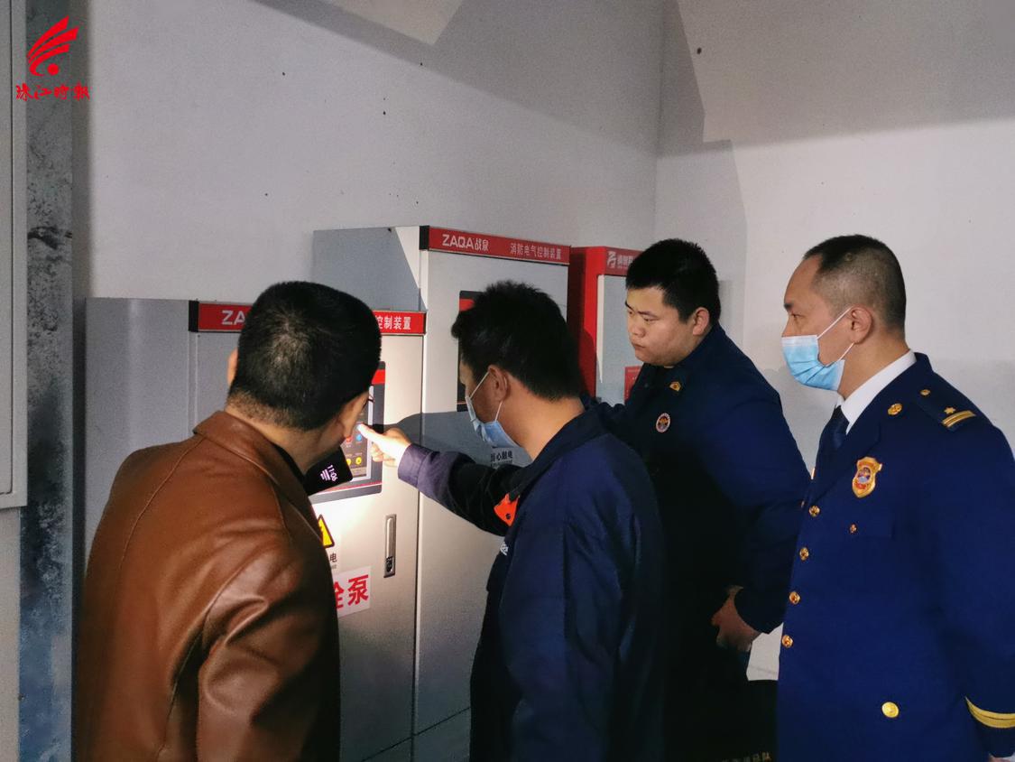 校长杨鹏（左一）陪同南海区消防救援大队领导督查学校消防安全控制室。.jpg