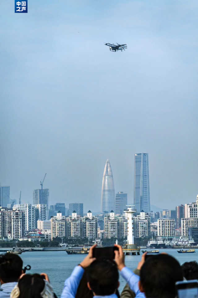 电动垂直起降航空器(eVTOL)首次公开演示飞行。图源:中国之声