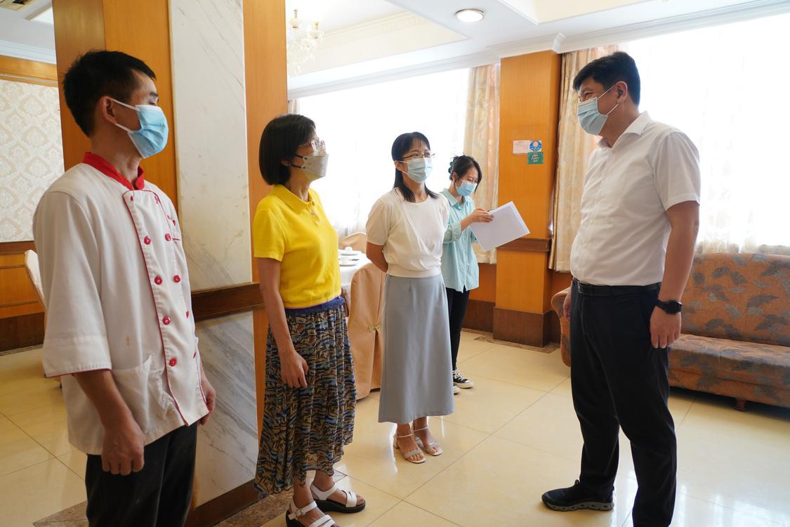 市总工会到珠江餐饮食品有限公司慰问困难职工代表,送上中秋国庆慰问品及慰问金。.jpg