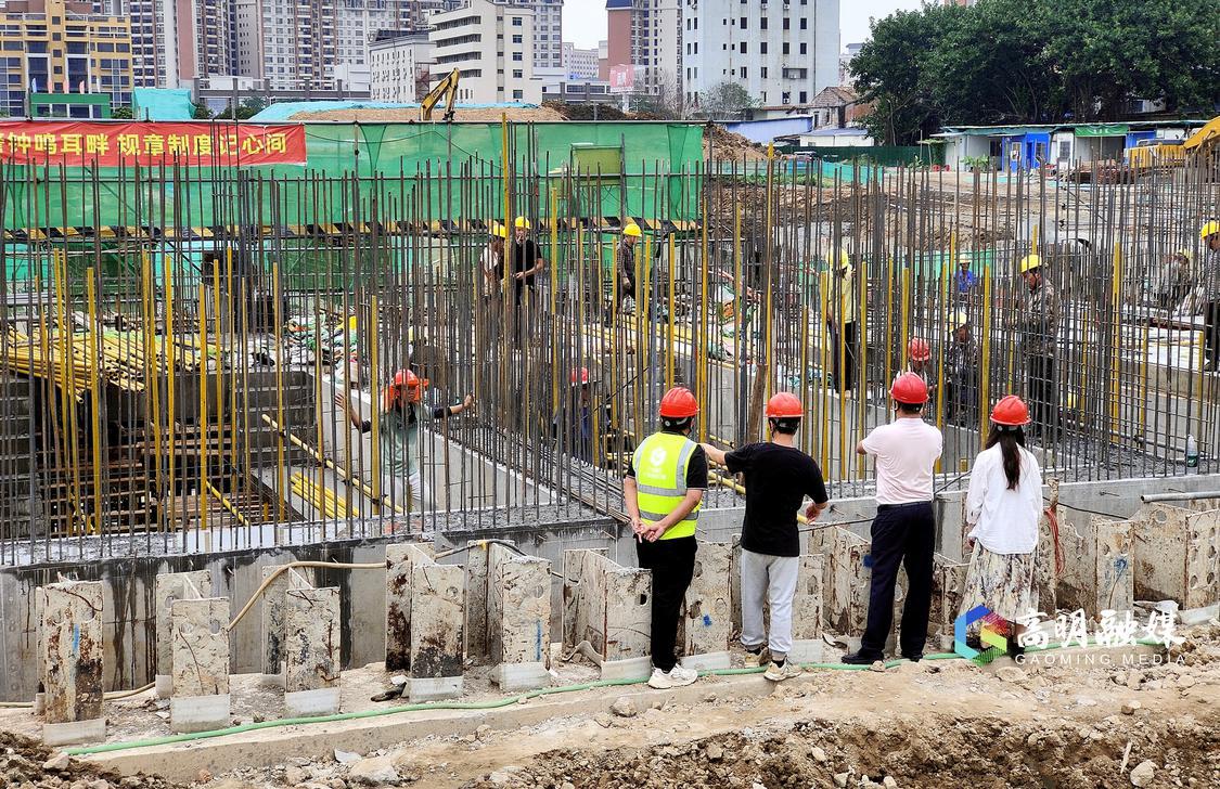 住建水务部门工作人员正在检查项目施工情况。杨广志摄.jpg