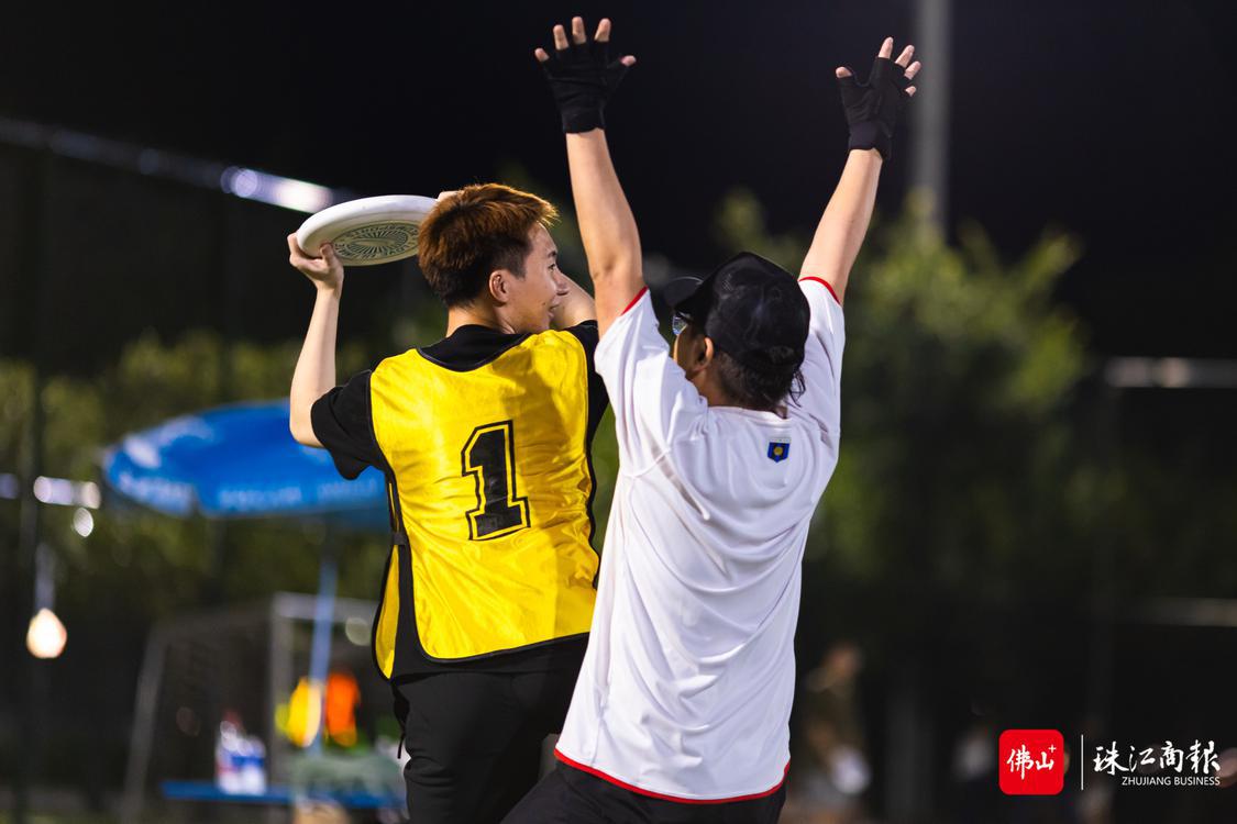 6月23日,飞盘运动爱好者们正在进行团队(2478177)-20220722183259.jpg