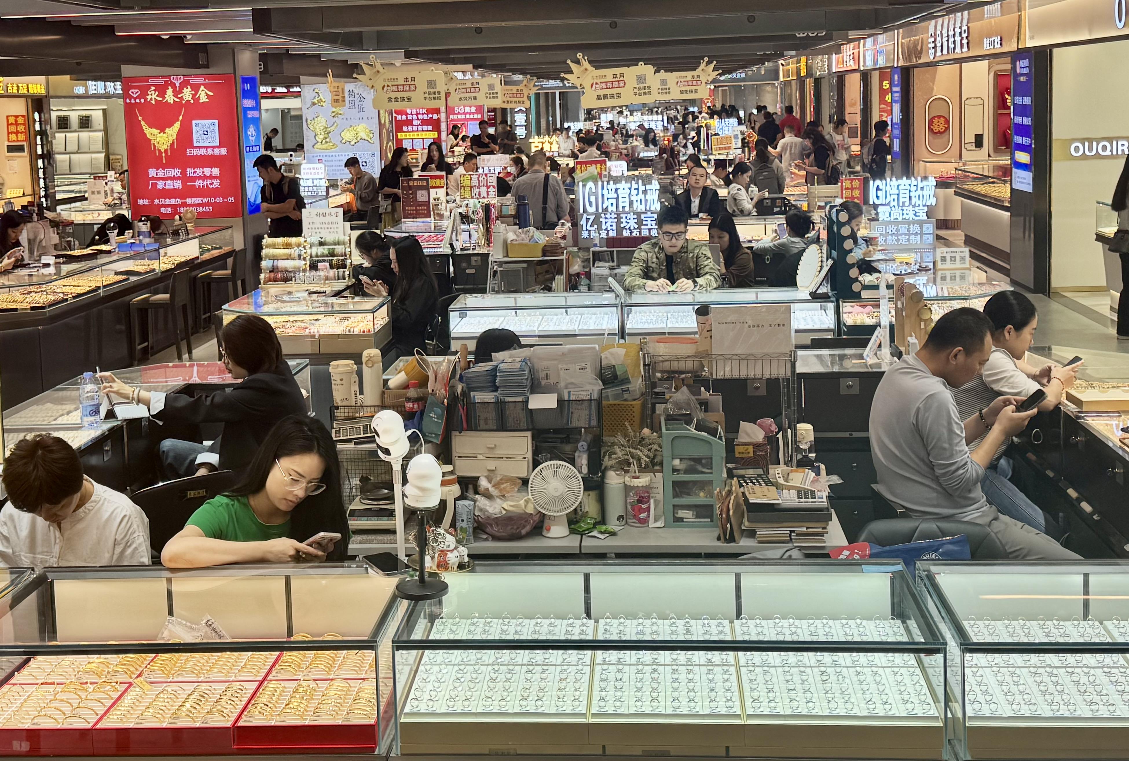 水贝市场销售降至“冰点” 料商直言“有货难出” 黄金税收新政之下商家迎“大考”|传真