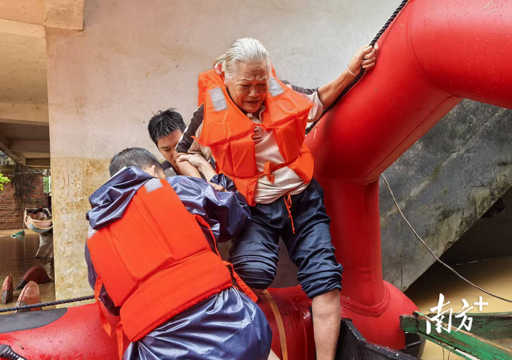 累计转移受困群众4844人,广东调派专业应急力量驰援广西