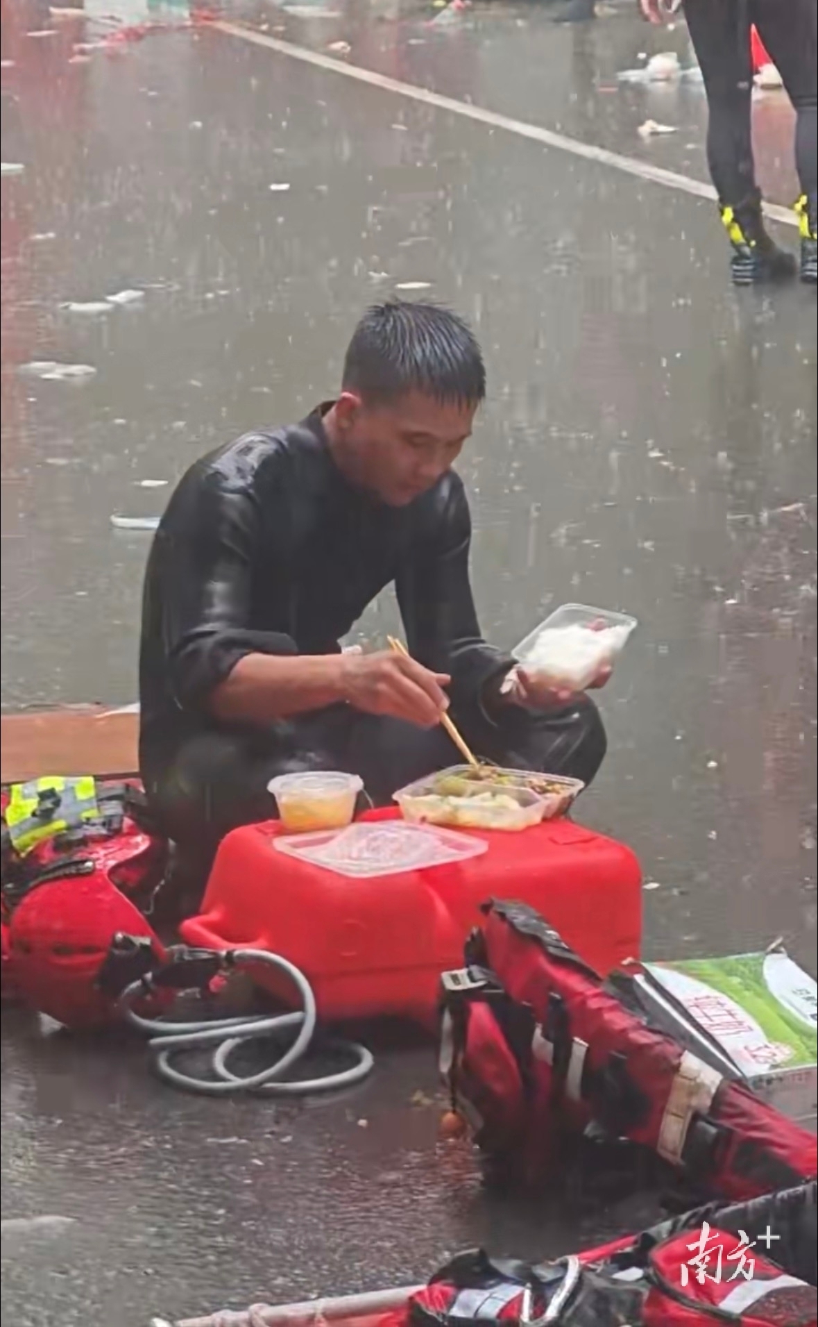 广西抗洪一线“雨中吃饭”的消防员来自广东:“再累再苦都值得!”